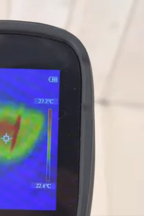 photo d'une caméra thermique : le nid de guêpes se trouve derrière une cloison à Douarnenez