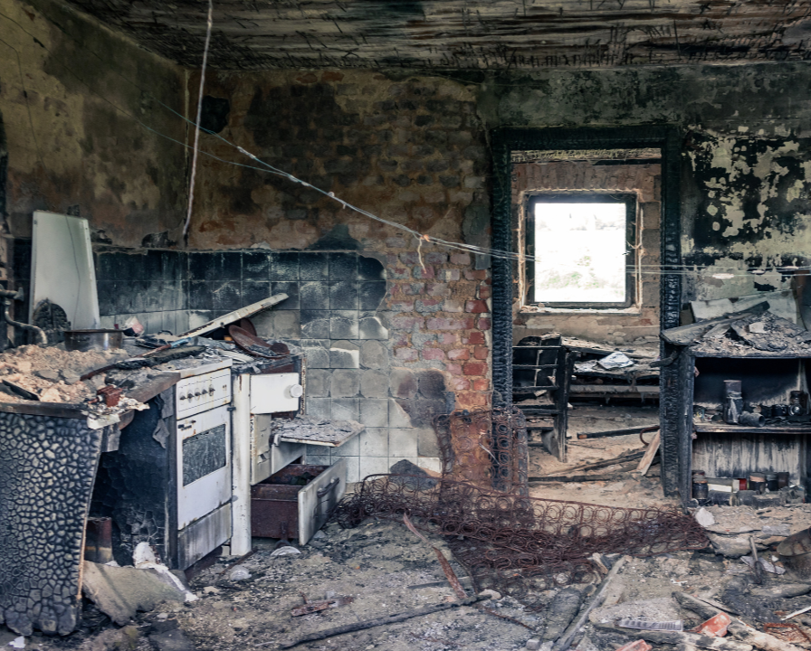 photo de l'intérieur d'une maison post incendie avant assainissement